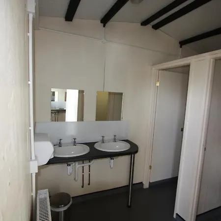 The White Horse Bunkhouse Хостел *